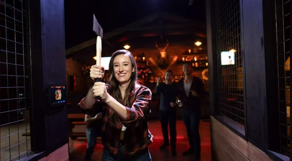 Un concept da paura: arriva il bar con lancio dell’ascia a tema horror