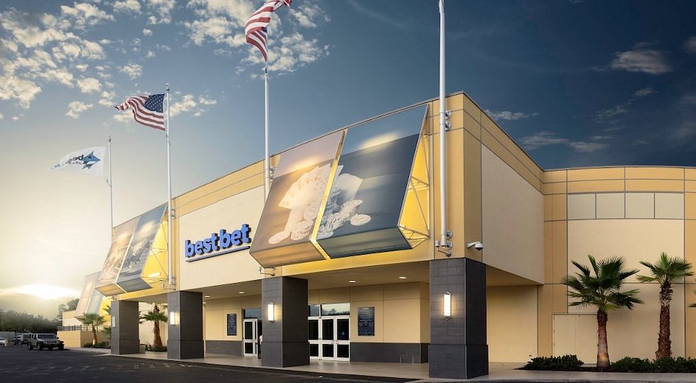 Florida, sparatoria sulla porta della poker room di Jacksonville, uomo grave