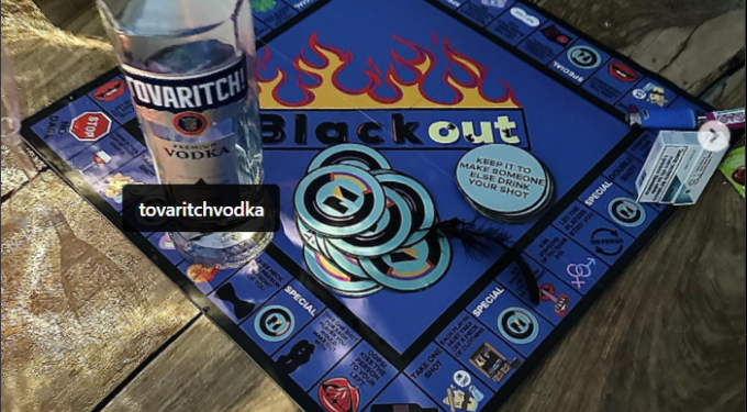 Blackout: arriva il gioco della bottiglia rivisitato in stile Monopoly