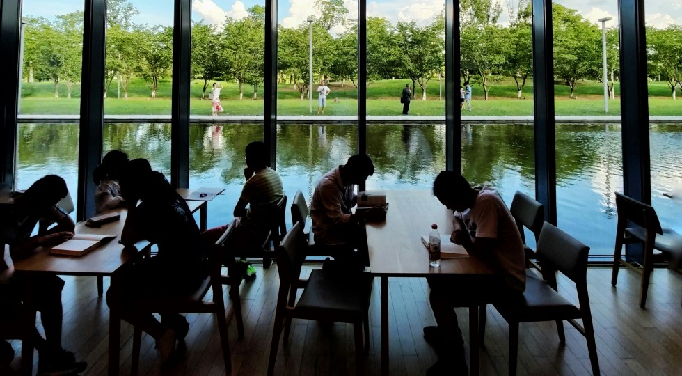 Cina, cellulare distrutto se giochi in classe