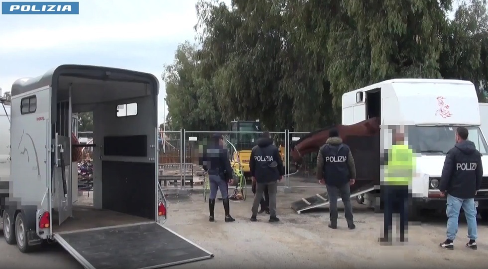 Vigilanza su sale slot e corse illegali: interventi della Polizia a Mantova e Catania