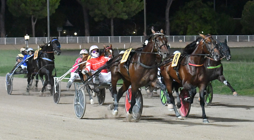 Ippodromo Snai Sesana, il Gran Premio Bellei vinto al ‘Var’ da Dolce Viky