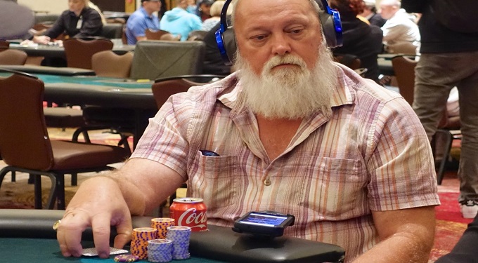 Uomo partecipa a torneo di poker femminile e vince, ma la legge lo consente