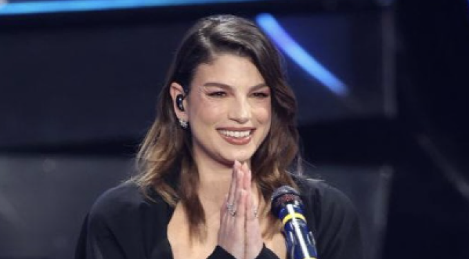 Sanremo 2024, la gara entra nel vivo: Geolier, Irama ed Emma pronti a salire sul podio