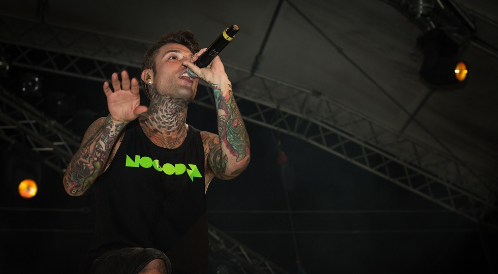 Fedez torna a vivere da solo: nella nuova casa spunta un flipper dei Ghostbusters
