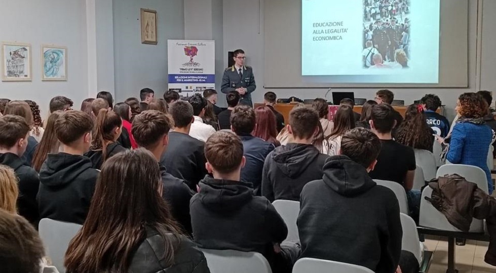 Monza, Gdf a scuola per insegnare cultura della legalità: tra i temi gioco e scommesse