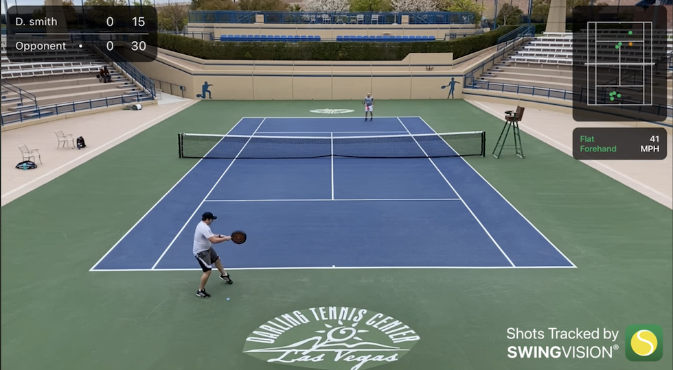 Gonsalves batte Smith in una prop bet usando una padella come racchetta da tennis