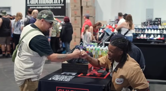 Phil Ivey rischia le sneakers di Kobe Bryant in una scommessa