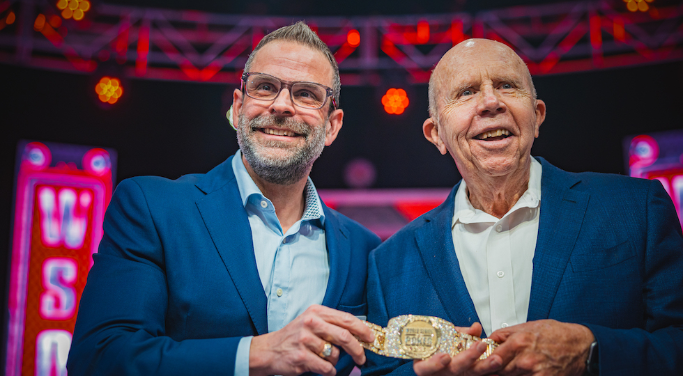 Il padre delle Wsop Jack Binion ha presentato il prezioso bracelet per il Main Event 2024