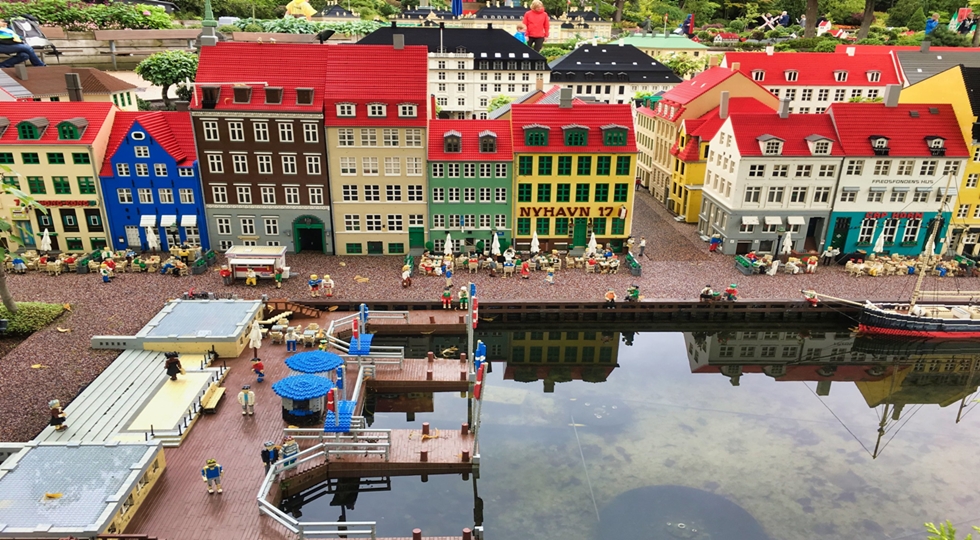 Un incendio distrugge parte di Legoland in Danimarca