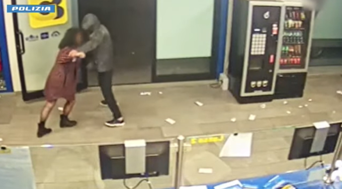 Matera, con un coltello nel centro scommesse: arrestato per rapina