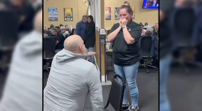 Poker e matrimonio, Chris chiede la mano a Jennifer nel bel mezzo di un torneo!