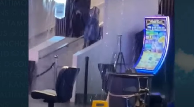 Reno (Nevada): pioggia irrompe in un casinò, inondata la sala slot machine
