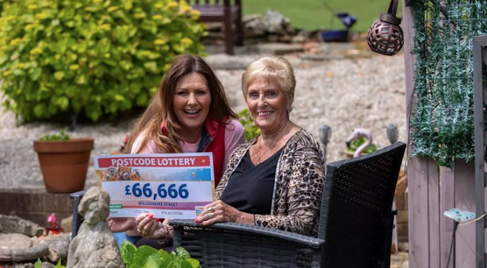 Nonna 83enne Uk vince alla lotteria postale ma sbaglia importo, poi la gioia: ‘Ora auto e regalo ai nipoti!’