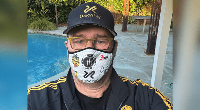 Phil Hellmuth lancia le mascherine per giocare a poker: business o pesce d’aprile?