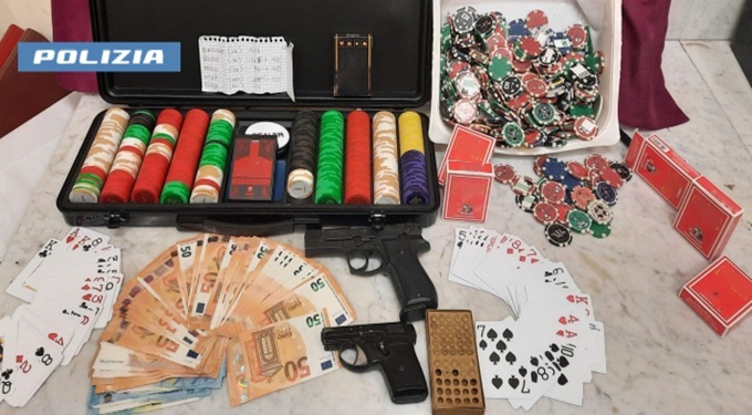 Poker illegale in un bar di Torino, denunciati titolare e organizzatore delle partite
