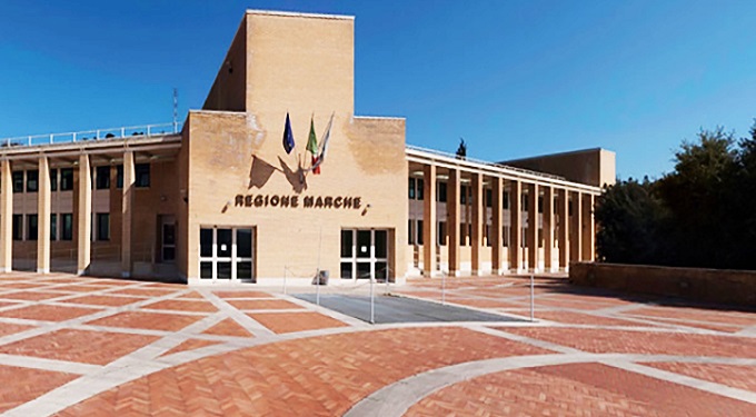 Elezioni Marche 2025, i candidati presidenti Acquaroli e Ricci a confronto sul gioco