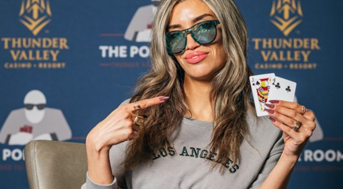 Robbi Jade Lew vince un torneo e sventola J e 4 con dedica ad Adelstein