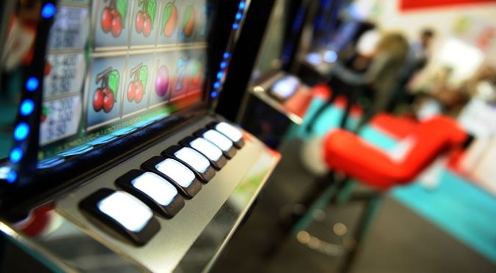 Donna travolta da feci per la rottura di un tubo mentre gioca alle slot