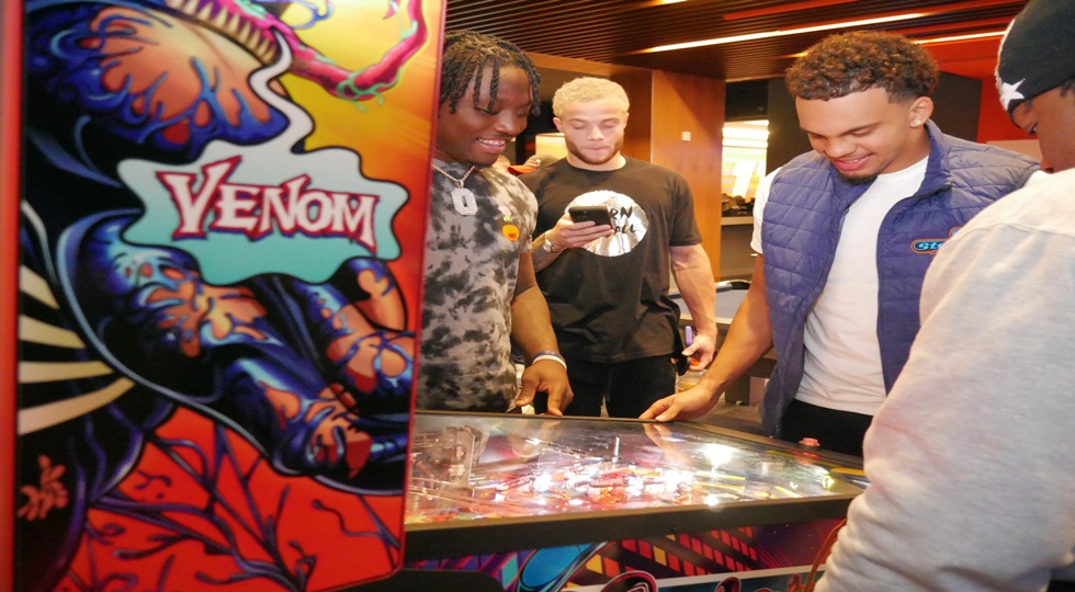 Stern Pinball mette all’asta due flipper giocati dalle stelle del football per finanziare lo sport