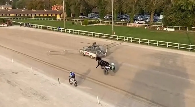 La sfida dell’anno all’ippodromo di Treviso, i ciclisti battono i cavalli trottatori