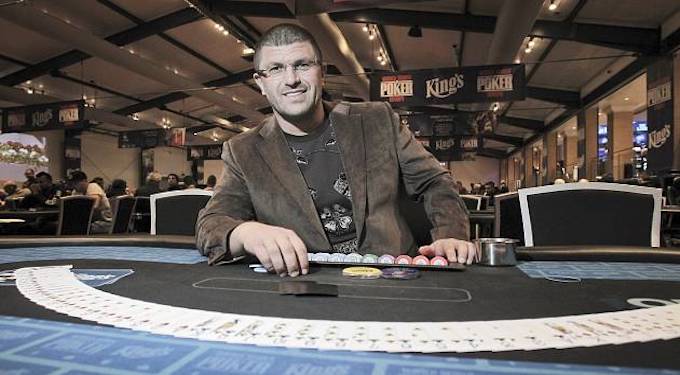 Leon Tsoukernik in overdose, rischia la vita: soccorso nella sua residenza dall’eliambulanza