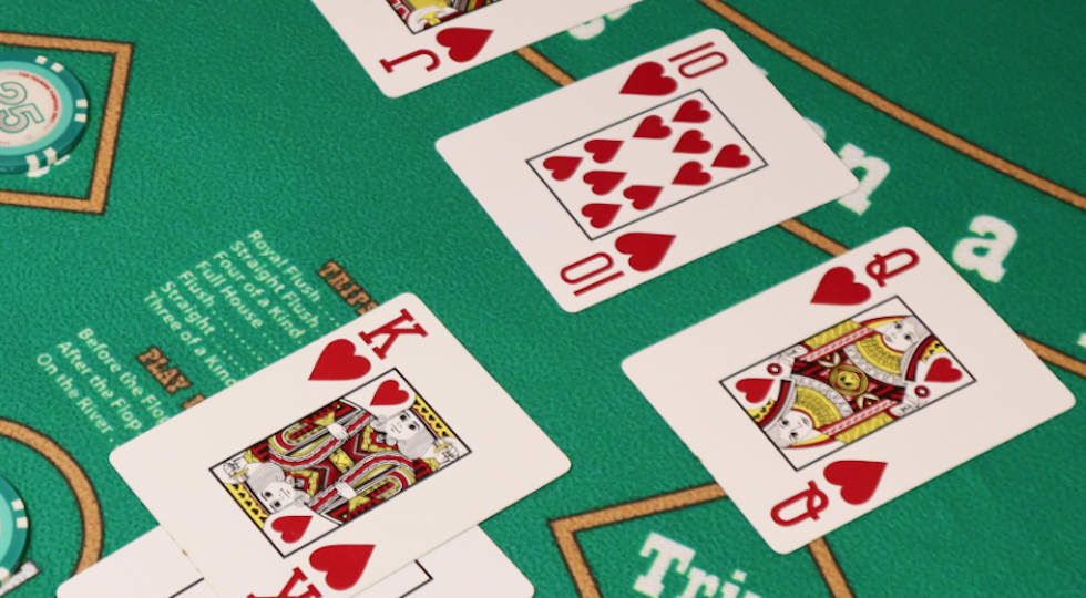 Croupier centra due scale reali in una poker room in 15 mesi, indagata ma innocente