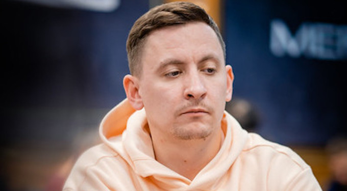 Vitalii Pankov con un super cooler în vetta al Day1B del Merit Poker Carmen Series Main Event 3.300$