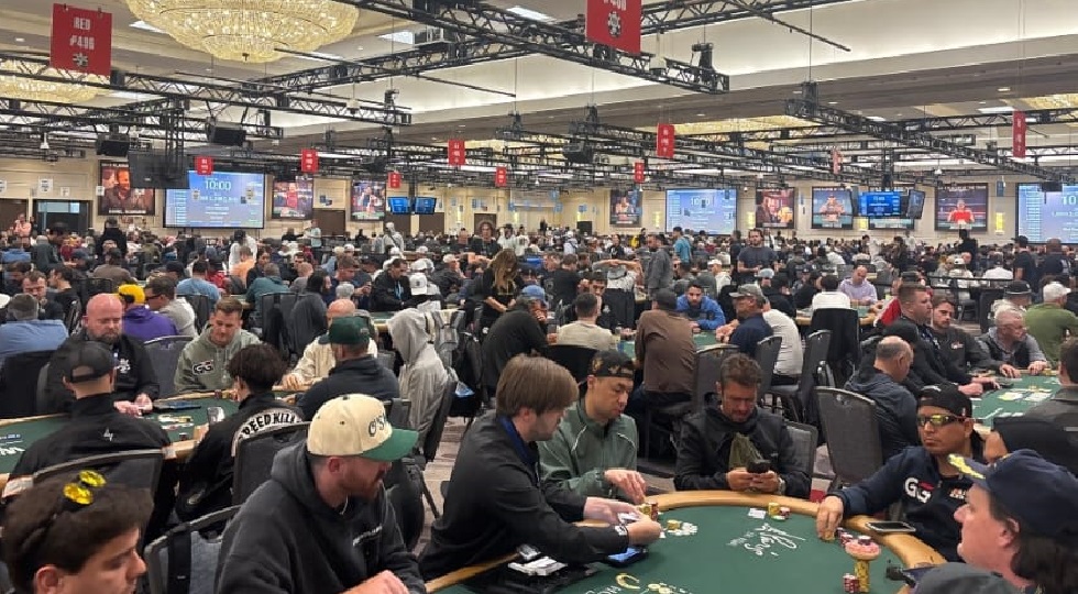 Main event Wsop 2025: Primerano e Minasi in gran forma superano il Day 2D