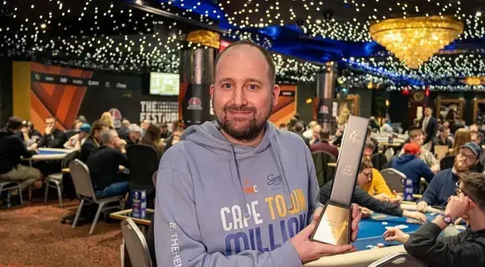 Il curioso record di Koen Roos, il giocatore di poker giramondo