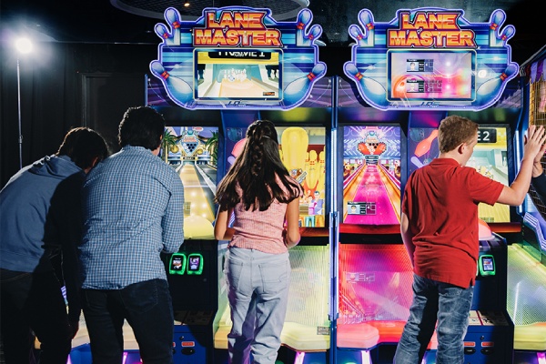 La catena Dave & Buster’s rilancia coi videogame: arrivano Stranger Things e John Wick