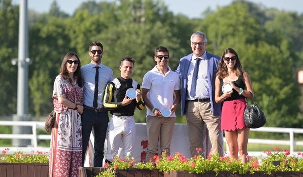 Ippodromo Snai San Siro, il Jockey Dario Di Tocco cala il poker