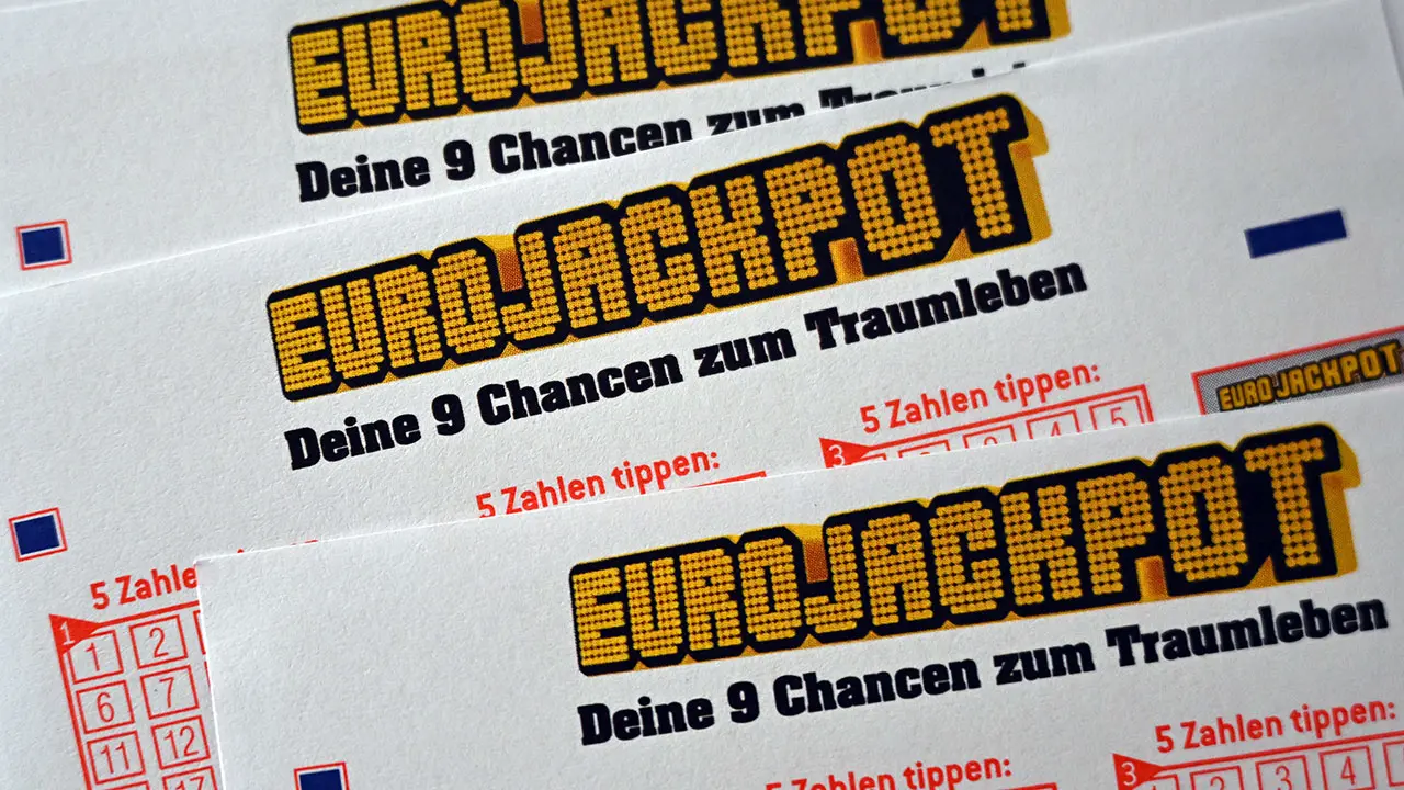 Close-up of several Eurojackpot lottery tickets with the phrase 'Deine 9 Chancen zum Traumleben'